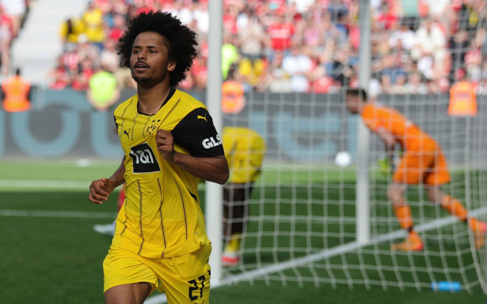 Dortmund storm past Leverkusen 4-2 to keep alive Champions League chance