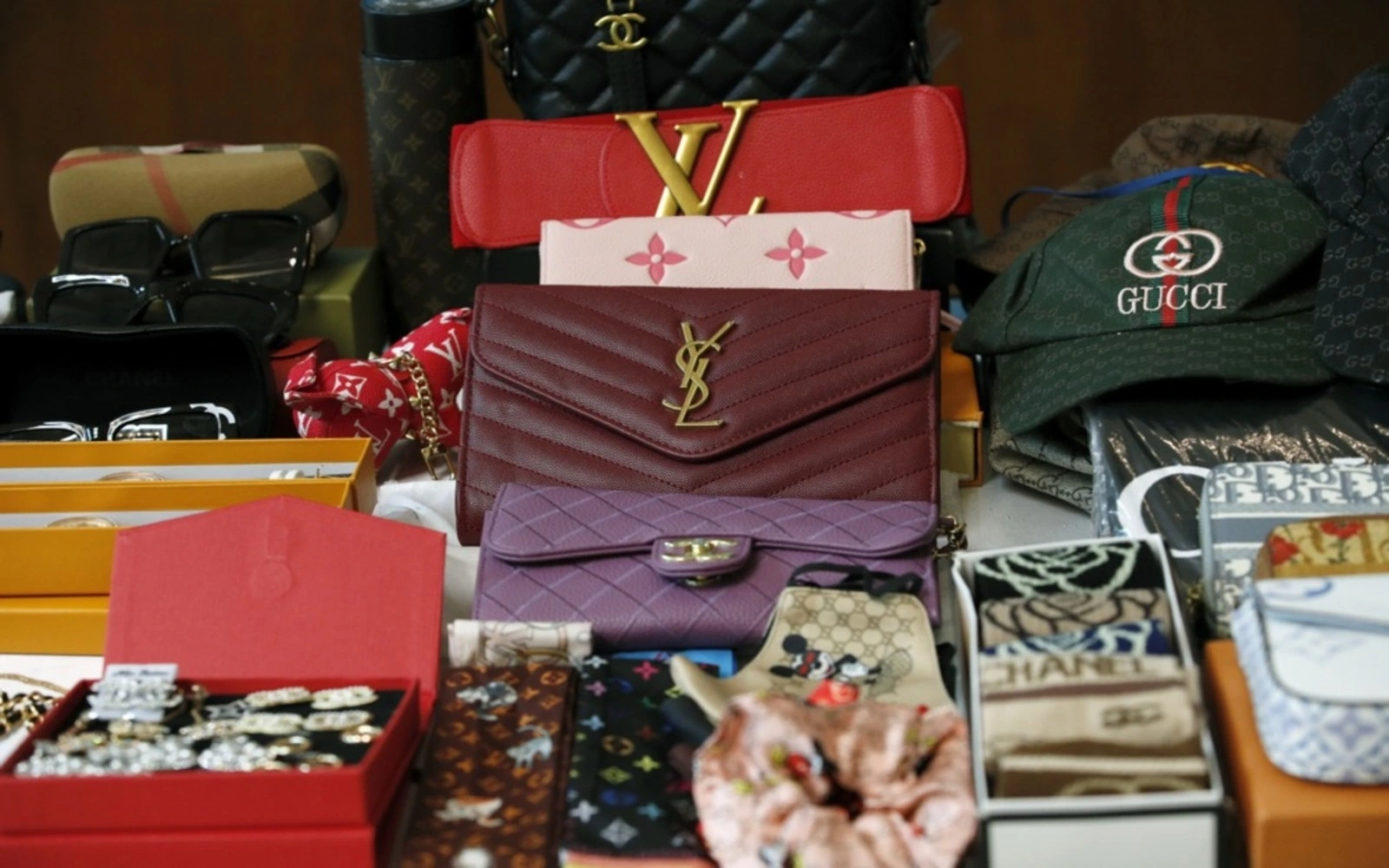 Vietnam PM vows to fight against counterfeits, trade frauds