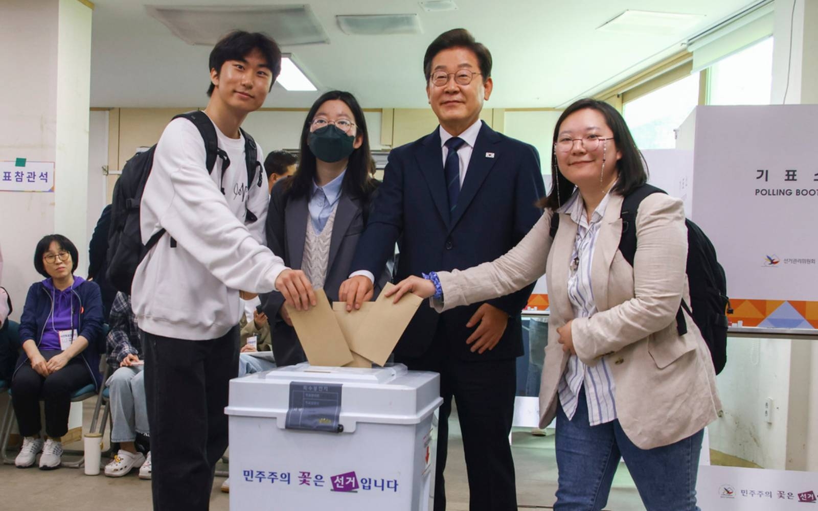 South Koreans begin early voting in presidential poll
