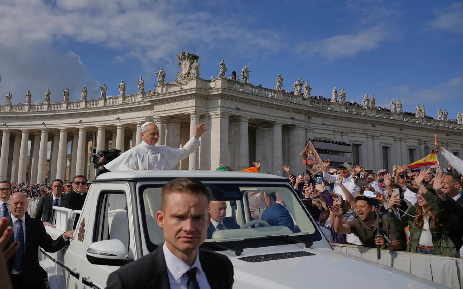Leo starts big inaugural ceremony with first ride in popemobile