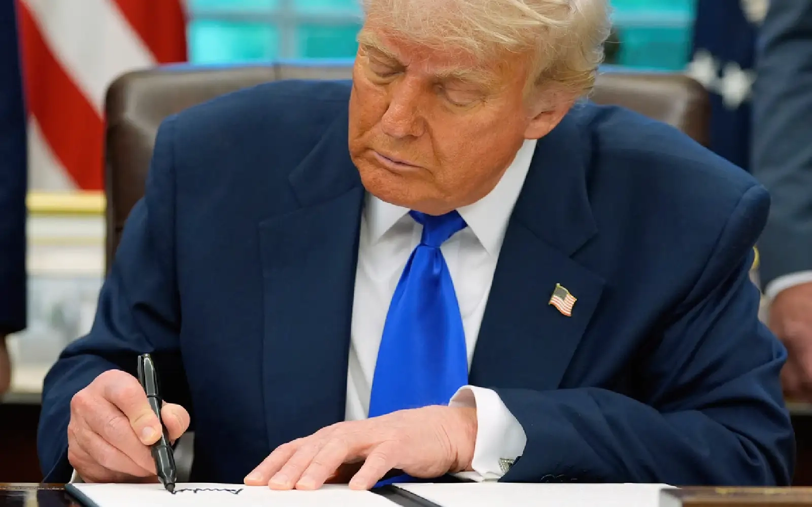 Trump to sign order aimed at cutting US drug prices