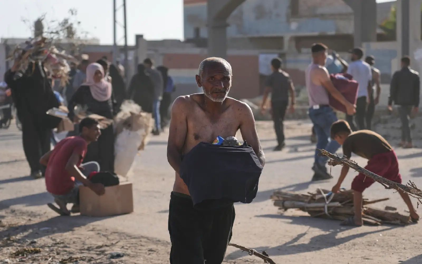 Around 47 injured in chaos, shooting at Gaza relief centre