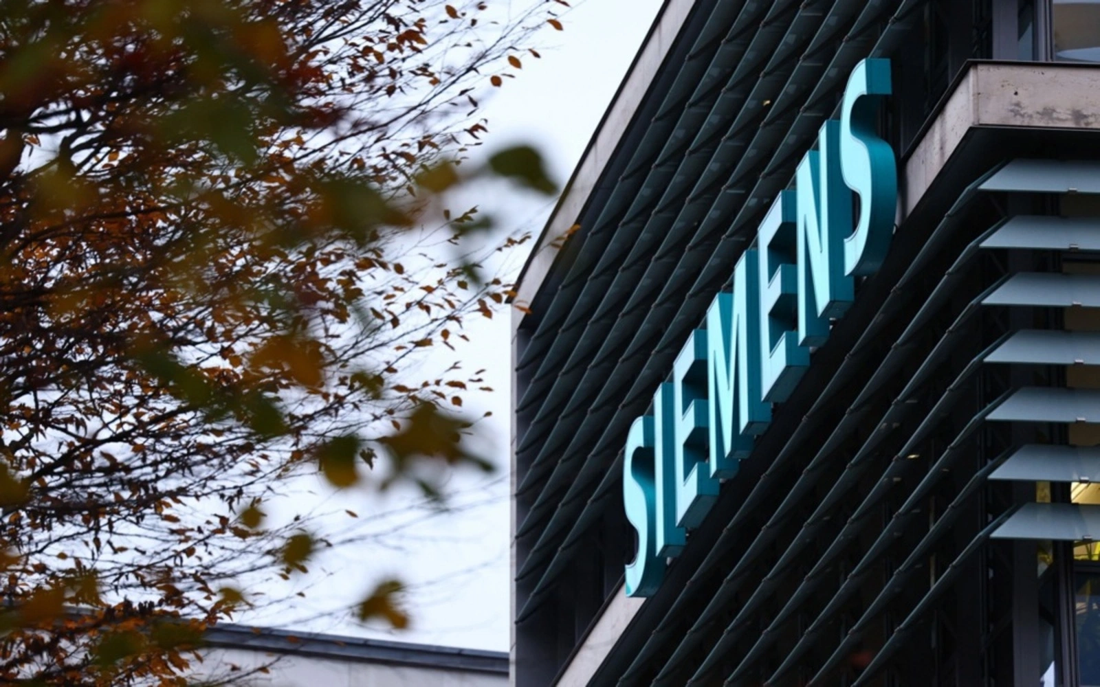 Siemens sticks to forecast despite uncertainty
