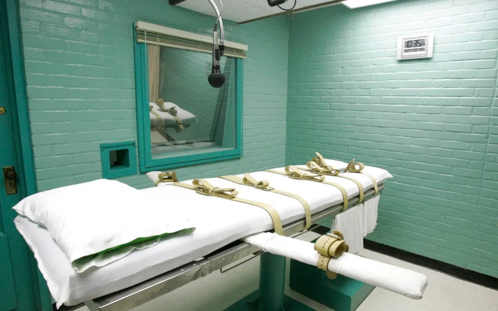 Texas man who set store clerk on fire executed by lethal injection