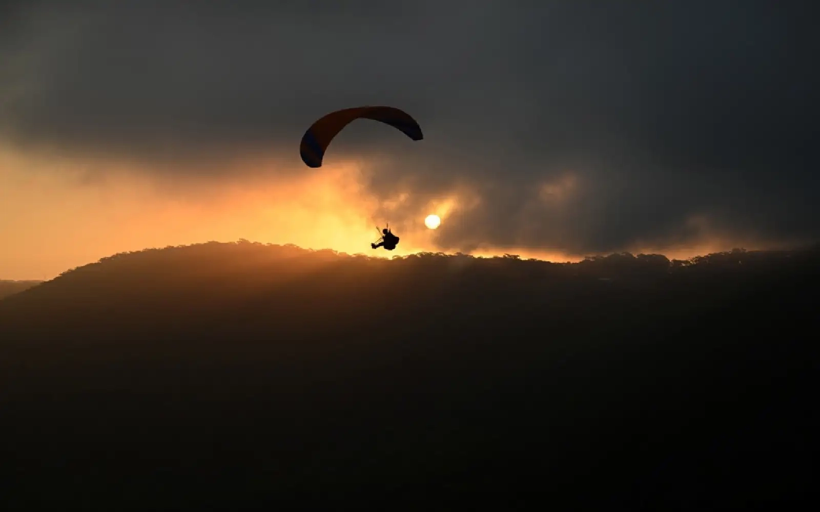Chinese paraglider's thundercloud survival claim likely featured AI-faked video