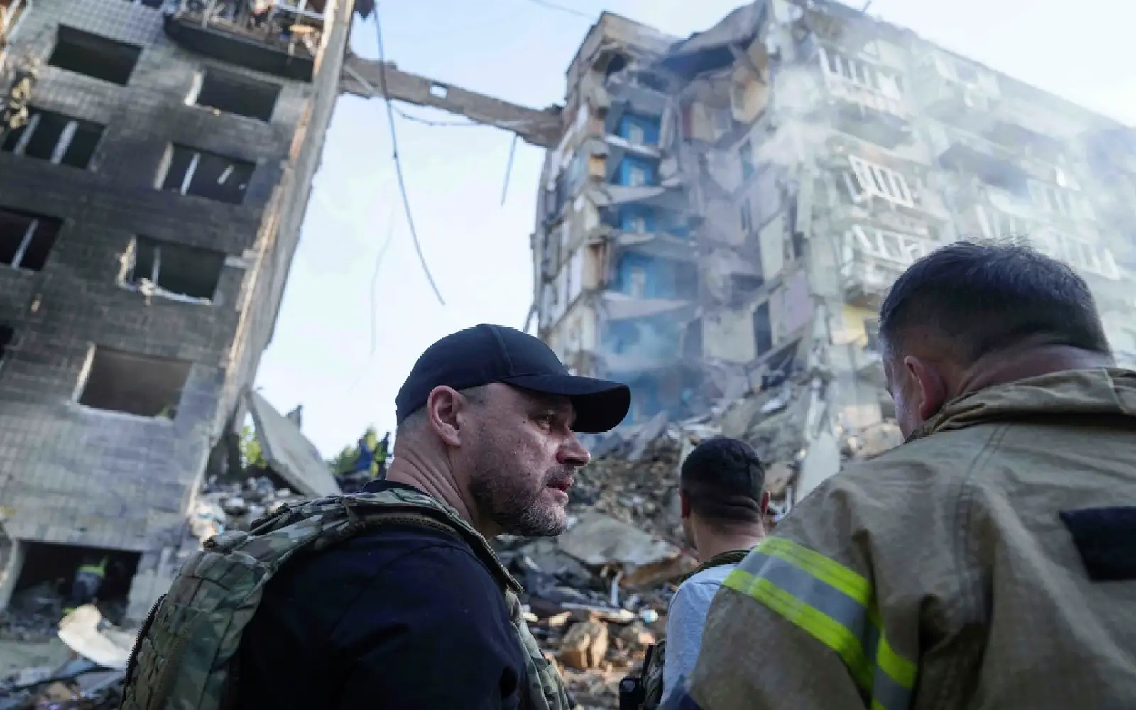 Russian strikes kill 14, wound dozens in Kyiv
