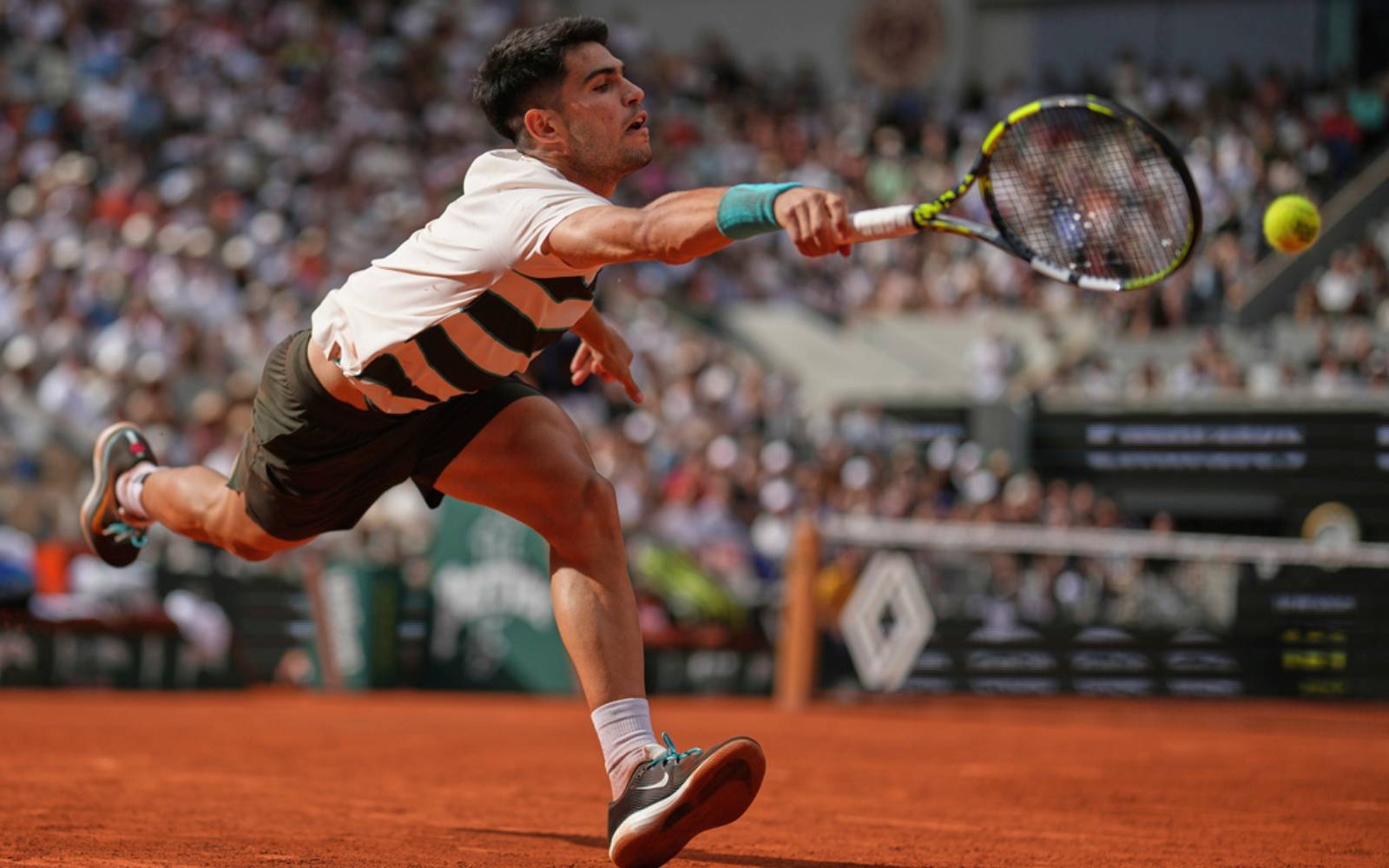 Alcaraz grinds past Shelton to reach Roland Garros last eight