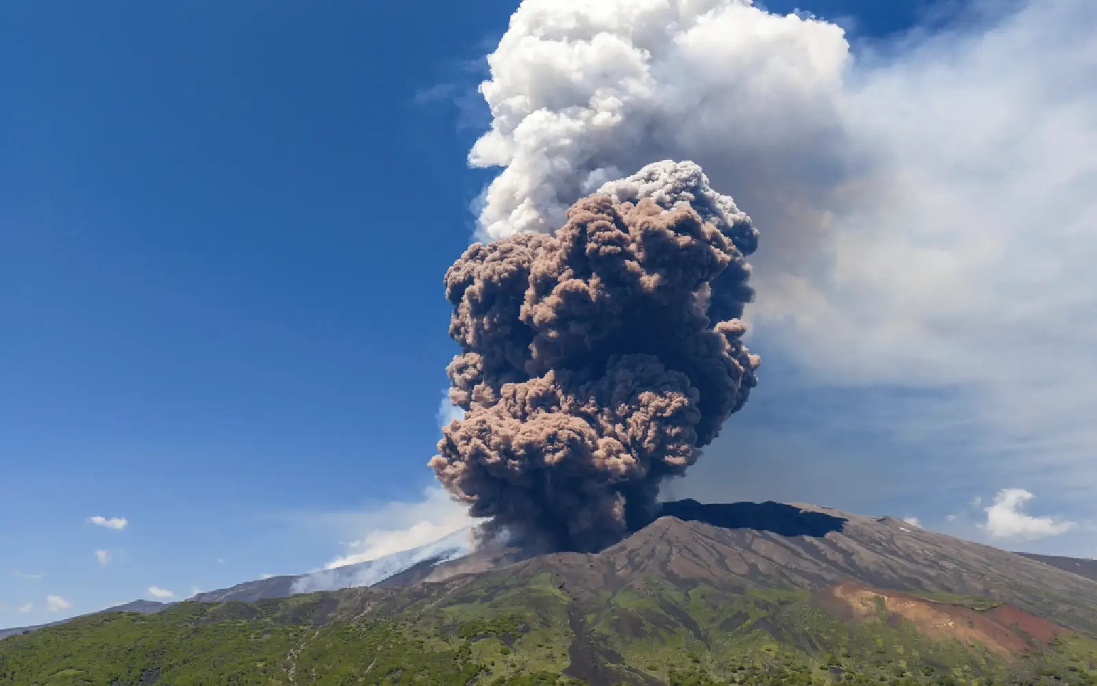 Massive plume of ash, gas spews from Italy's Mount Etna
