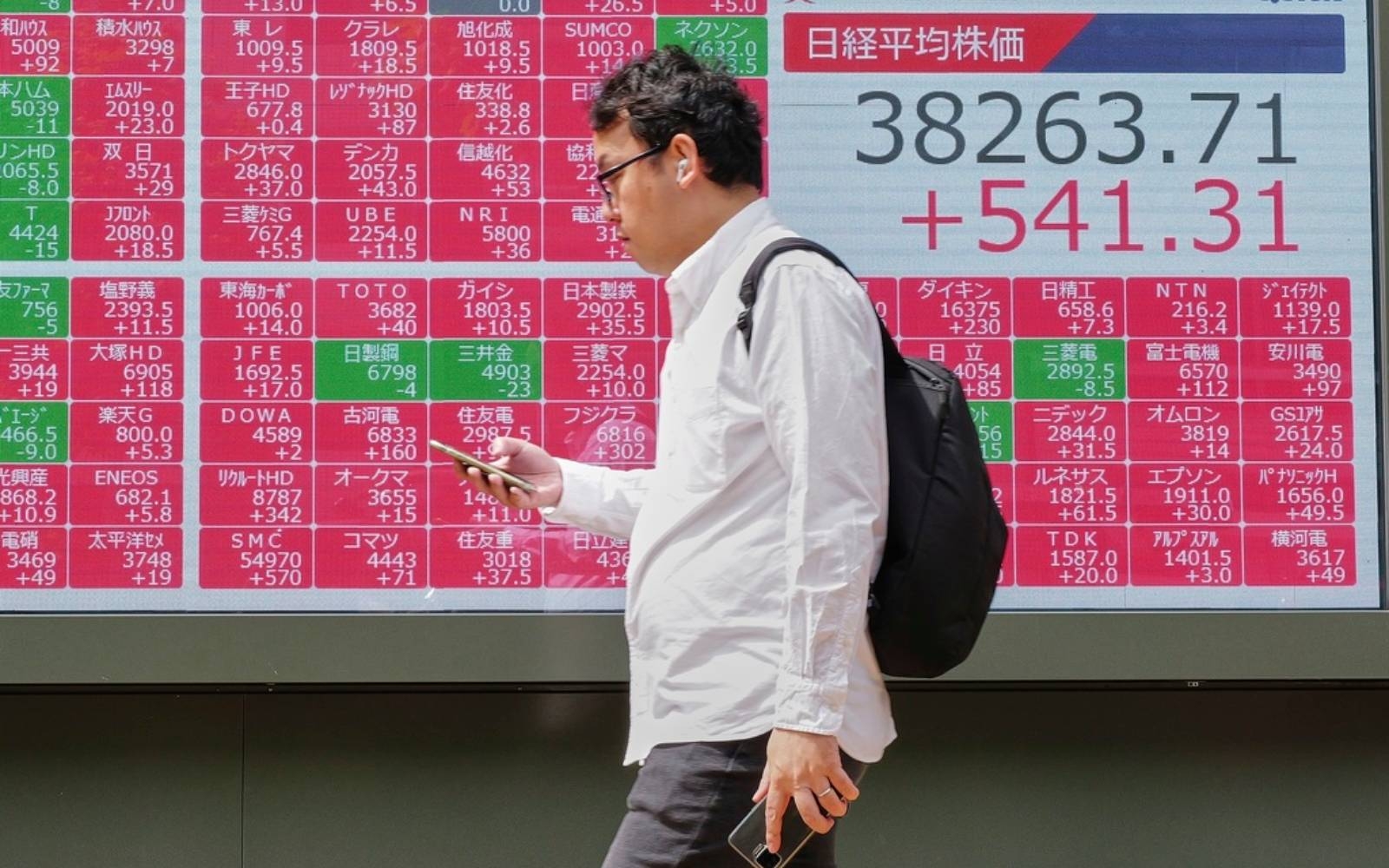 Asian stocks fall as Trump fires fresh volley in trade war