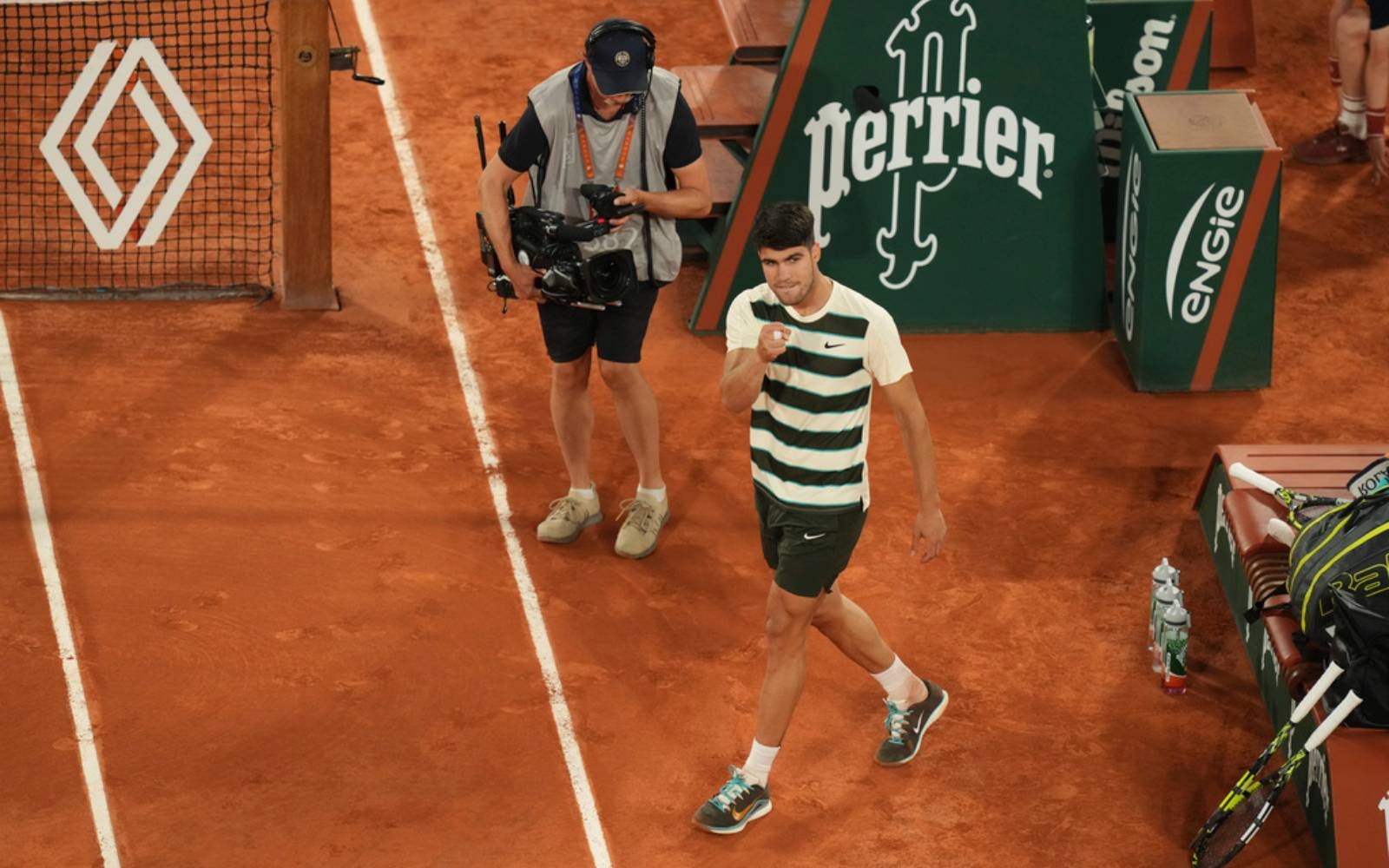 ‘Amazing' Alcaraz cruises into French Open last four