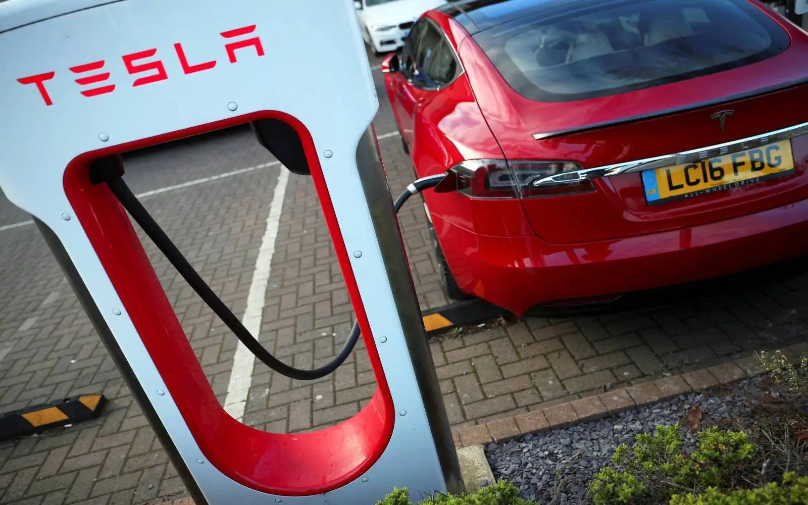 Tesla beats Chinese rivals in some driving assisted tests