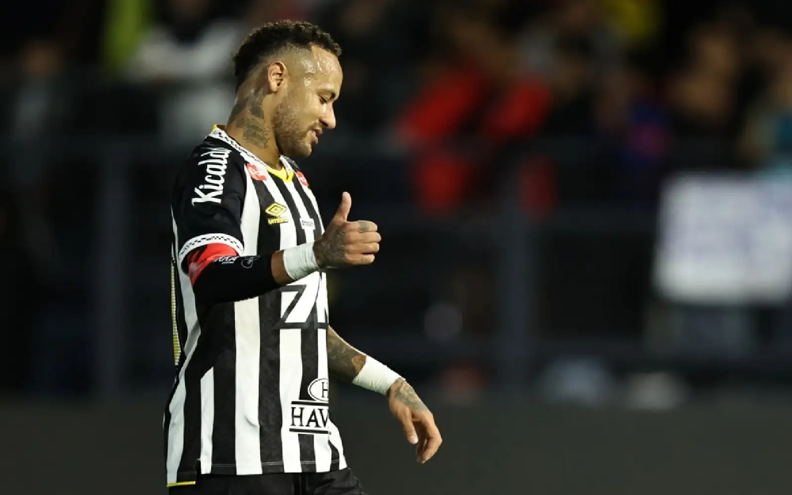 Neymar confronts Santos fan after late goal ruled out