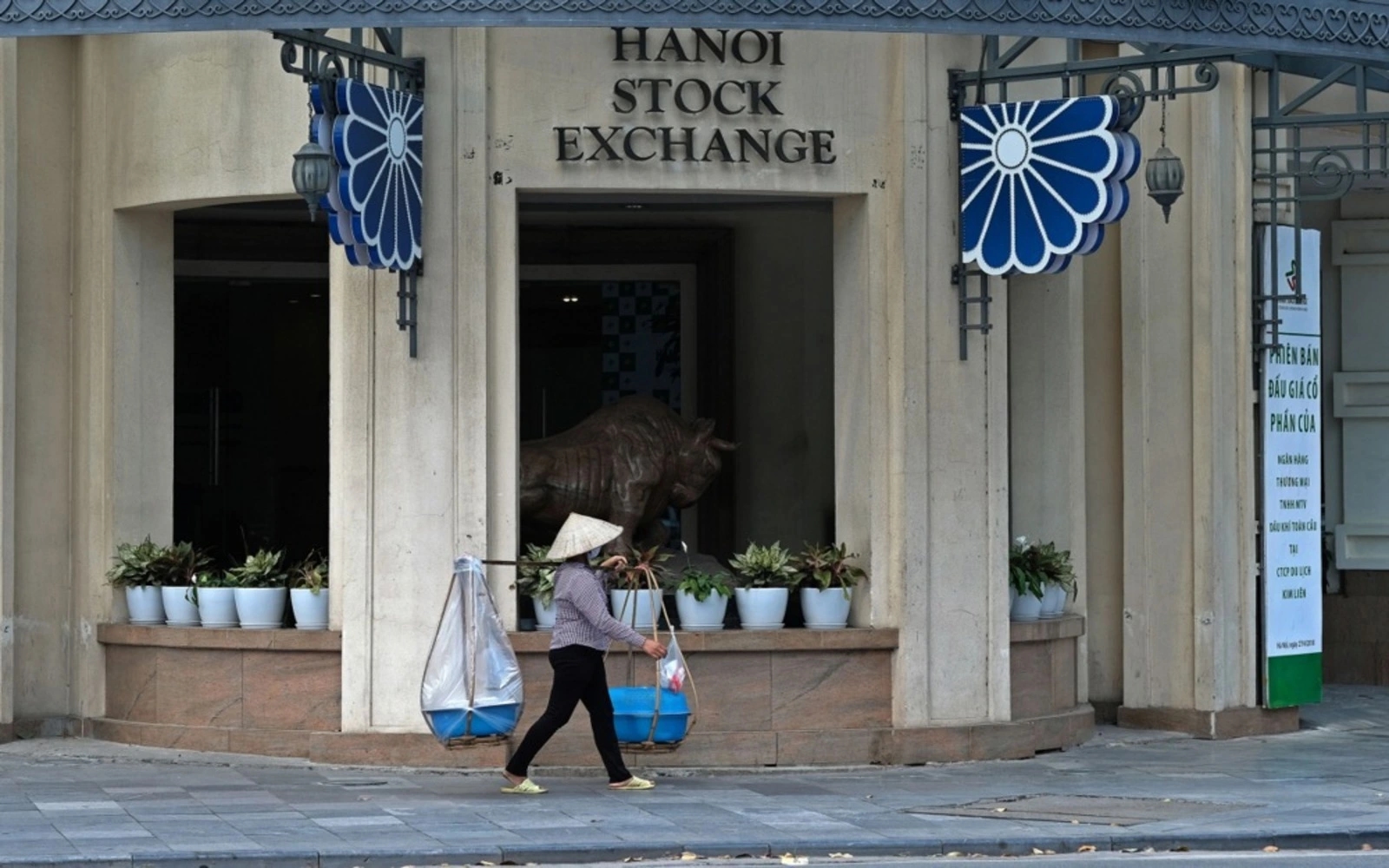 Asian stocks mixed as traders shrug at US-Vietnam trade deal