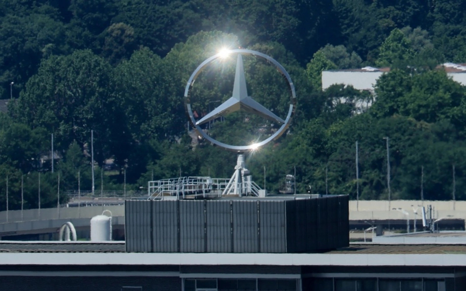 Mercedes-Benz profit plunges on tariff, China woes