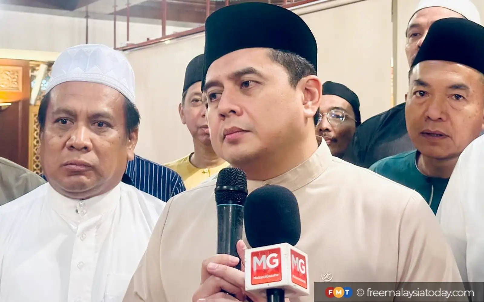 Give addendum same respect as unity govt order, says Najib's son