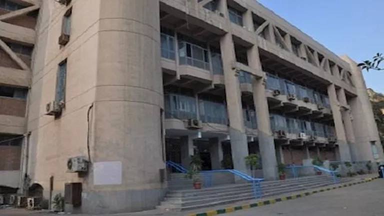 جامعة عين شمس تكشف حقيقة نشوب حريق بأحد معامل كلية العلوم