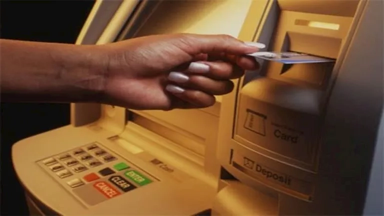منها سحب الكارت والأموال.. احترس من 5 أخطاء عند استخدام ماكينة ATM