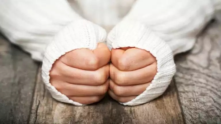 ما السر وراء الشعور بالبرد في الطقس الحار؟