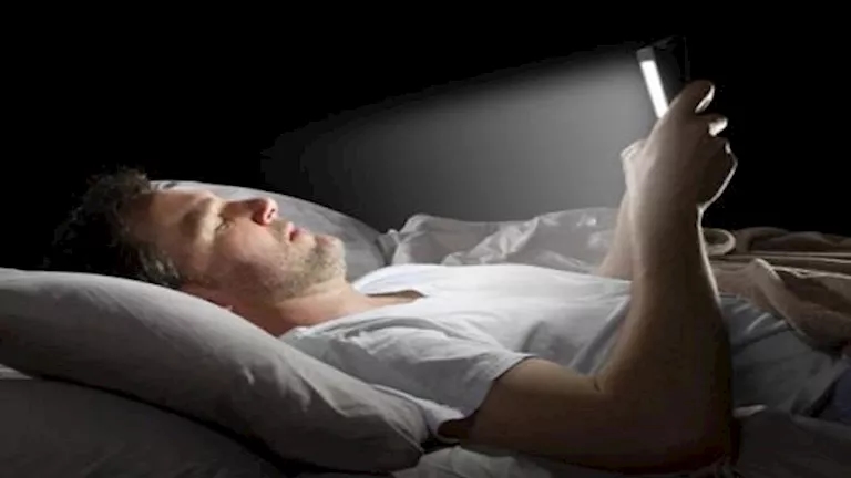 احذر استخدام الهاتف قبل النوم.. 6 آثار خطيرة على دماغك ونفسيتك