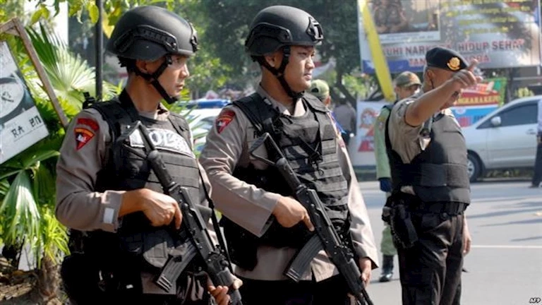 وفاة 10 أشخاص في انهيار أرضي في جزيرة جاوة الإندونيسية