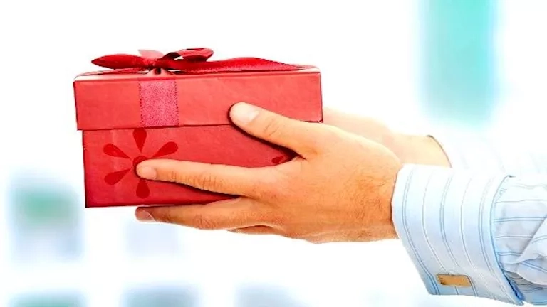 لو زوجتك من مواليد الجوزاء.. 9 هدايا تناسب طبيعتها المرحة