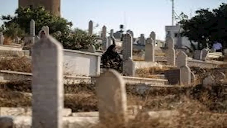 حكم زيارة المقابر في العيد وهل تحرم على المرأة الحائض؟.. مجدي عاشور يجيب