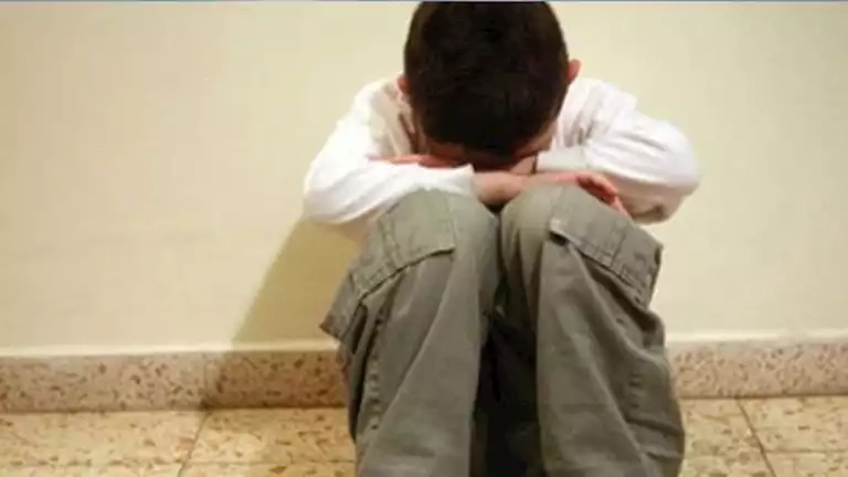 بعد اتهام عجوز بهتك عرض حفيده.. متى تُشدد عقوبة التعدي الجنسي على الأطفال؟