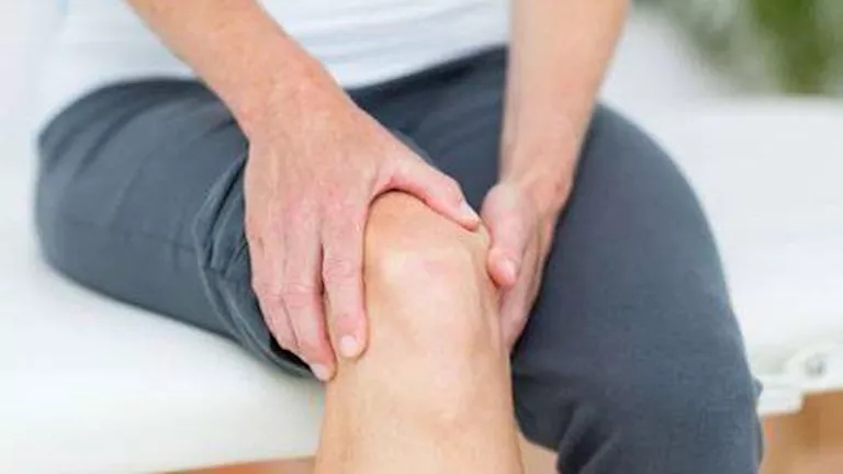 احرص عليها.. مشروبات وأطعمة تخفف خشونة المفاصل