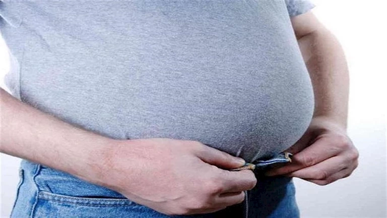 ما سبب زيادة دهون البطن في منتصف العمر؟