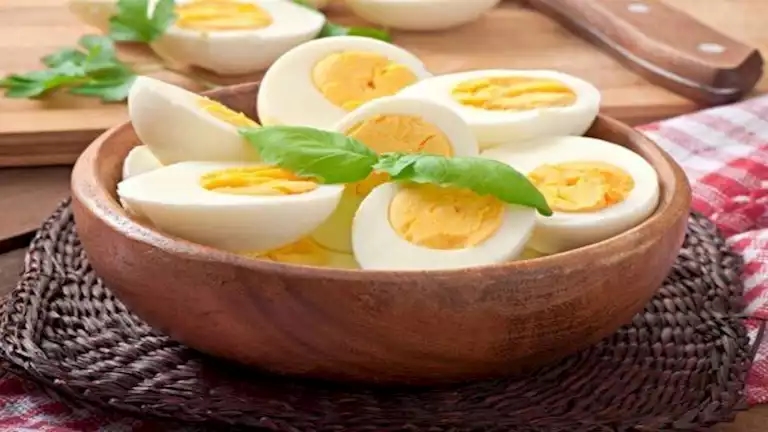 ماذا يحدث لـ الكوليسترول الضار في جسمك عند تناول البيض؟.. مفاجأة