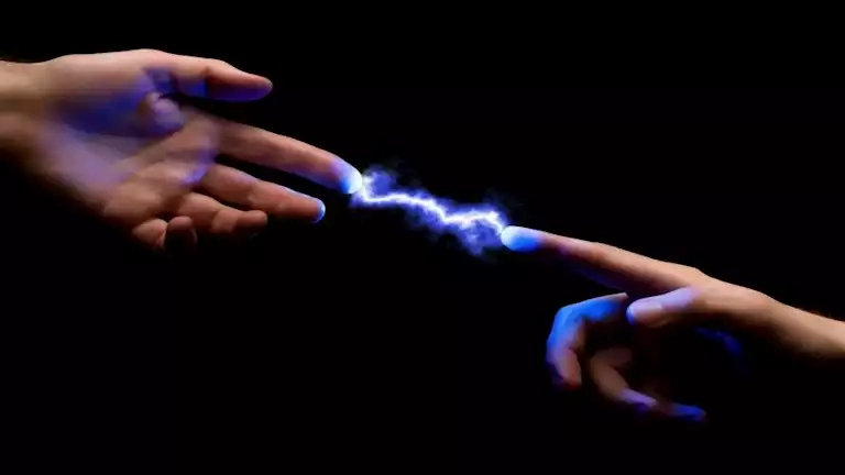 لماذا نشعر بلسعة كهربائية عند لمس الآخرين؟.. مفاجأة