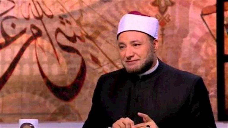 ما حكم رفض الزوج الإنفاق على علاج زوجته؟.. أمين الفتوى يُجيب