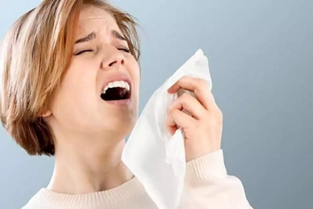 ما سبب نزول البول عند العطس بشدة؟.. وما العلاج لذلك؟
