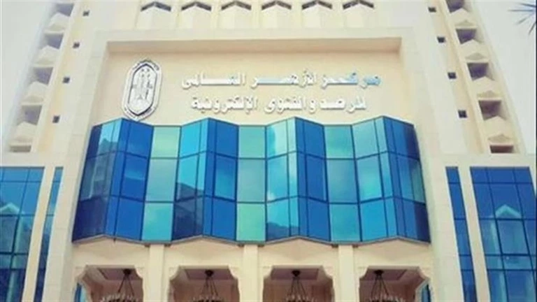الأزهر للفتوى يوضح حجم الحجر الأسود وفضل استلامه ومسحه