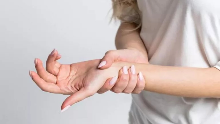 أعراض خفية لنقص فيتامين ب في الجسم.. لا تتوقعها