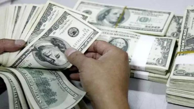 خبير قانوني: القانون لا يمنع الاحتفاظ بالعملات الأجنبية في المنازل بشرط عدم الاتجار بها