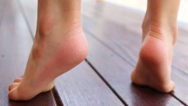 6 أسباب وراء الشعور بتنميل القدمين