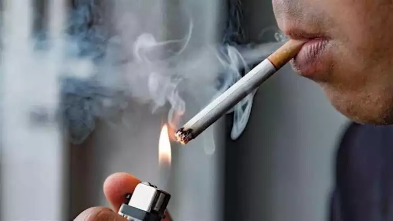 يرفع ضغط الدم 20 ملليمتراً زئبقي.. التدخين في رمضان يعرض هذه الفئات لجلطات قلبية أو مخية