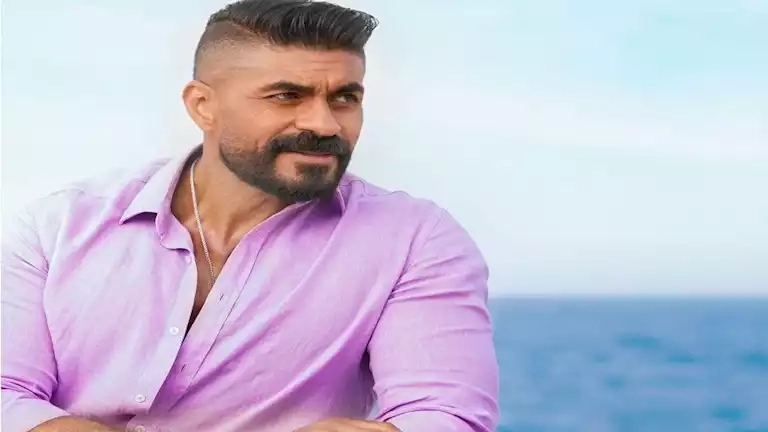 خالد سليم عن عادل إمام: "الزعيم اللي علمنا إن الضحكة فن"