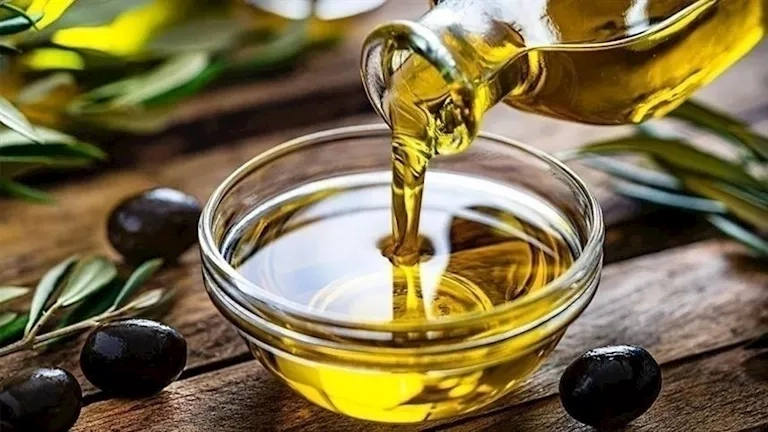 محاربة السكر وأمراض القلب.. ماذا يحدث لجسمك عند تناول ملعقة زيت زيتون صباحا؟