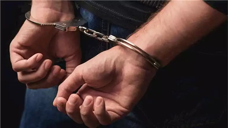 شهر بشخصيات عامة.. حبس مفتش مالي بمجلس مدينة إبشواي في الفيوم 4 أيام