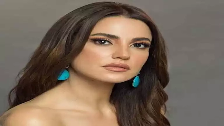 درة تحتفل بتكريمها من كلية إعلام الشروق