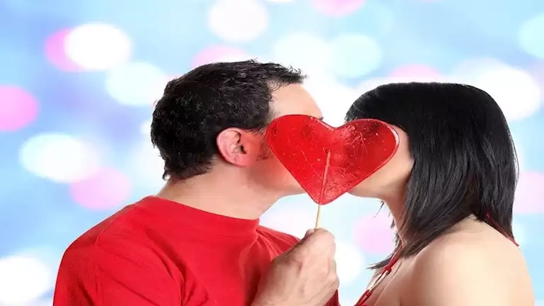 احذر التقبيل .. يهدد صحتك بهذه الفيروسات
