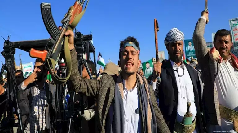 إيران تتخلى عن الحوثيين تجنبًا للصدام مع الولايات المتحدة.. كيف حُيدت إيران في المعركة؟