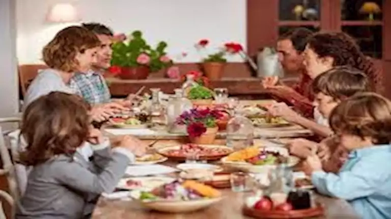 صحتك في رمضان .. احذر الإفراط في الطعام 5 أيام فقط