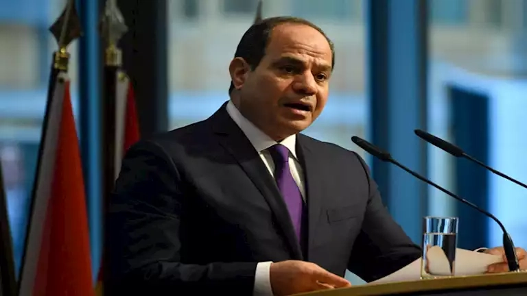 السيسي للمستثمرين والوزراء: "عايزين نحط إيدينا في إيد بعض"