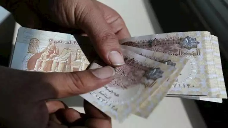 بعد أن فقد 100 قرش.. الجنيه يلتقط أنفاسه ويرتفع ببنكي الأهلي ومصر