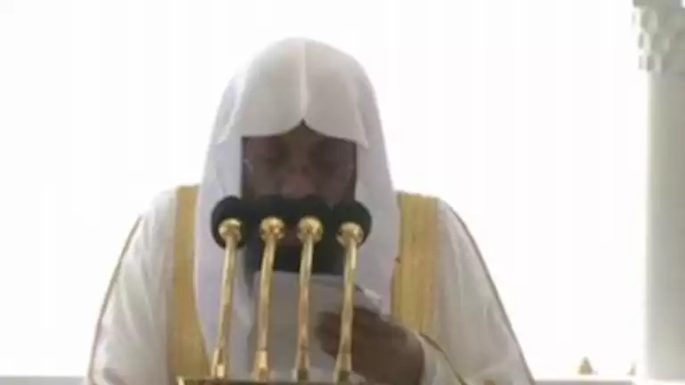 خطيب المسجد الحرام ينتقد الفرح بمرور الأعوام: وقفة مراجعة للذات ومحاسبة للنفس