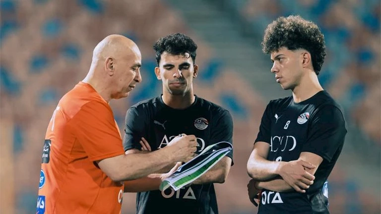 "نيجيري وتمارض مرتين".. كيف بدأت وانتهت أزمة إمام عاشور وحسام حسن؟