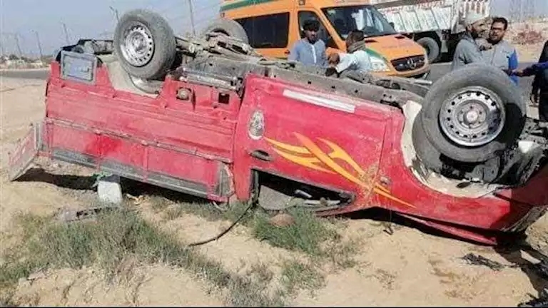3 وفيات و3 مصابين في تصادم سيارة عمال يومية وتريلا بالشرقية